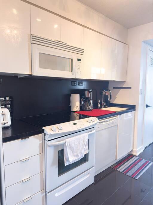 Comfort Two Beds Suite By Cn Tower Rogers Centre Plus Free Parking 多伦多 外观 照片